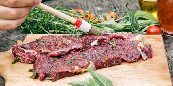 Umíte správně naložit maso na grilování? A víte, proč do něj nepíchat vidličkou?