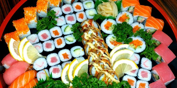 Sushi sety s 18 až 69 ks: 
losos, krevety, tuňák aj.