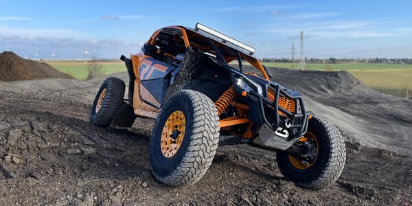 Jízda v dakarské buggy 
na překážkovém polygonu
