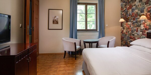 4* hotel u Karlova mostu 
s naplněným minibarem