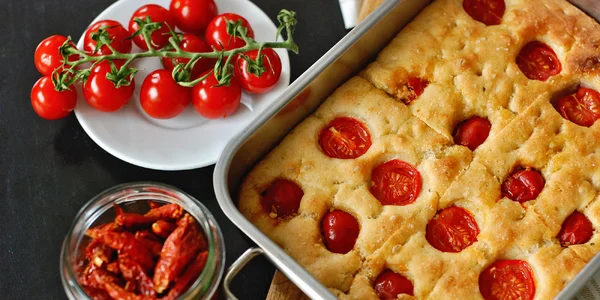 Recept na focacciu jako z italské pekárny. Snadné domácí pečivo si zamilujete