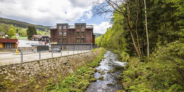 Krkonoše: moderní penzion 
s jídlem, wellness i elektrokoly