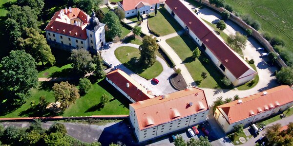Zámecký hotel za Prahou: 
luxusní ubytování s jídlem
