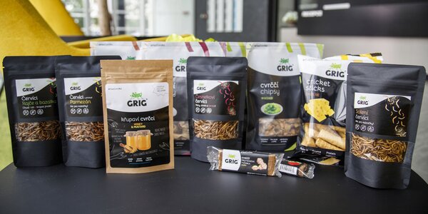 Proteinové snacky z cvrččí 
mouky: tyčinky, krekry a další