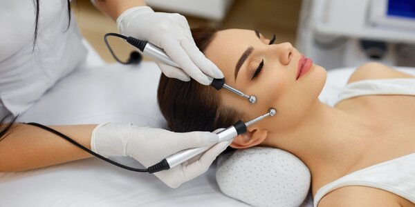 Lifting a detox: mikrokurentní 
terapie a dermabraze