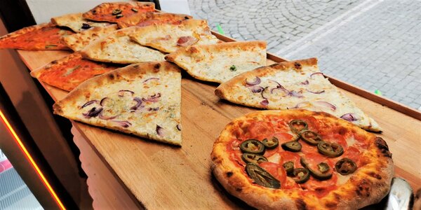 Standardní nebo velká pizza 
s sebou dle výběru
