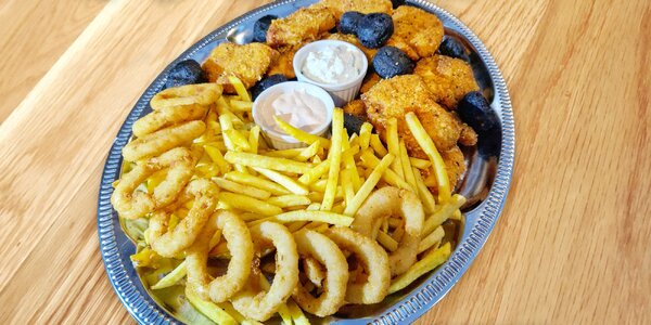 0,5 kg řízečků, čedarové 
uhlíky a přílohy pro 2–3 osoby