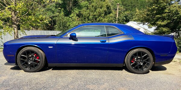 Dodger Challenger 5.7 V8 HEMI 
modrý až na 24 hodin