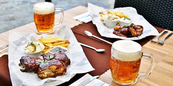 Menu u Karlova mostu: BBQ 
žebra, křídla i pivo