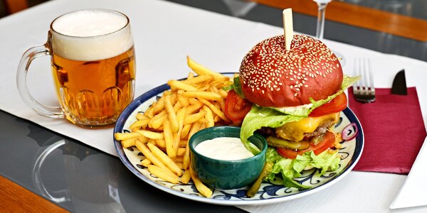 Hovězí nebo kuřecí burger, 
hranolky a pivo