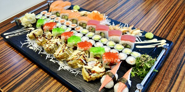 Až 64 rolek sushi: s okurkou, 
krevetami či lososem