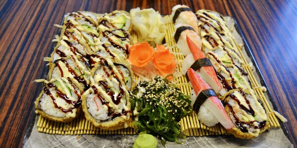 Sushi sety: 22 až 64 ks 
s avokádem, krevetami i lososem