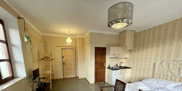 Trojlôžkový apartmán s manželskou posteľou a kuchynkou