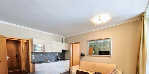 C101 - Komfortný Apartmán 2+KK s oddelenou spálňou, s kuchyňou a dverami do záhrady (52 m²)