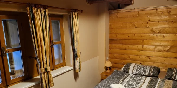 Dvoulůžkový pokoj tmavší s výhledem do atria