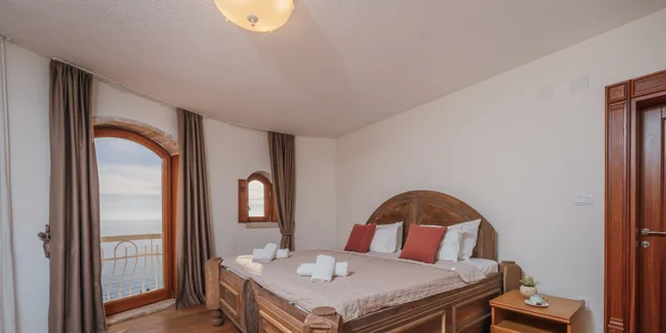 Apartmán se dvěma ložnicemi, sdíleným balkonem a výhledem na moře (72 m²)