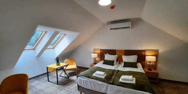 Třílůžkový pokoj Superior s oddělenou ložnicí a obývacím pokojem (26–27 m²)
