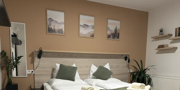 Dvojlôžková izba Deluxe s manželskou posteľou a balkónom