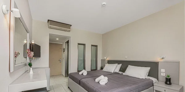 Dvoulůžkový pokoj se 2 přistýlkami - výhled do zahrady (18 m²)