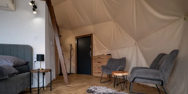 Glamping pod hradom