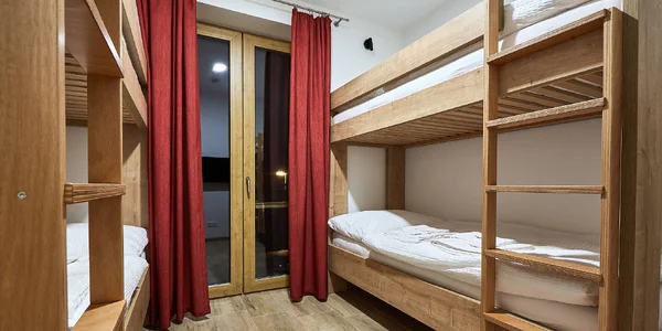 Štvorlôžkový pokoj Deluxe s balkónom s oddelenými lôžkami