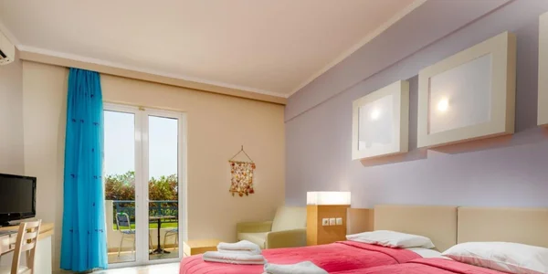 Dvoulůžkový pokoj Swim-up s výhledem na bazén (24 m²)