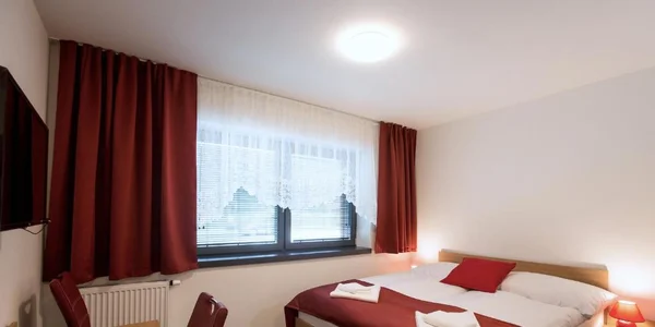 Dvojlôžková izba na prízemí (15–18 m²)