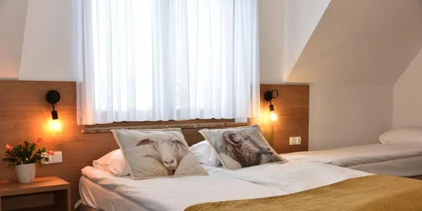 Štvorlôžková izba s balkónom (25 m²)