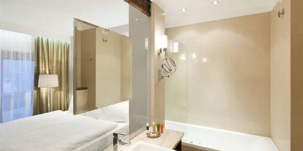 Izba Deluxe s manželskou posteľou a vírivou vaňou (25 m²)