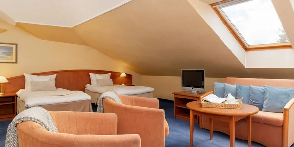 Třílůžkový podkrovní pokoj (16–18 m²)