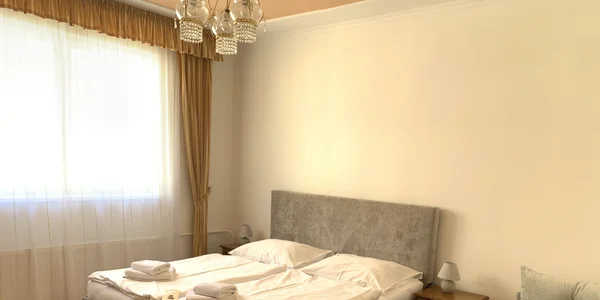 Dvoulůžkový pokoj Deluxe s manželskou postelí a přistýlkou (26 m²)