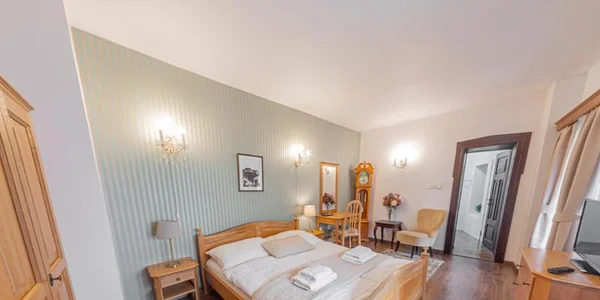 Pokoj s manželskou postelí a soukromou koupelnou (17 m²)