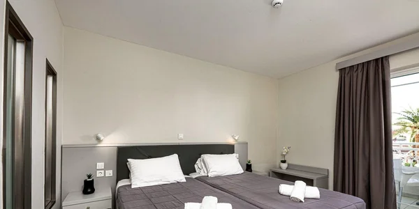 Dvoulůžkový pokoj se 2 přistýlkami - boční výhled na moře (18 m²)