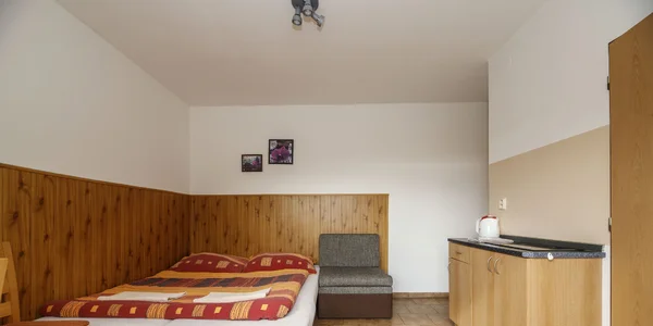 Dvoulůžkový pokoj s kuchyňským koutem, vl. sezení s výhledem (vedlejší budova)