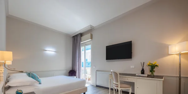 Dvojlôžková izba Executive s čiastočným výhľadom na more (24 m²)