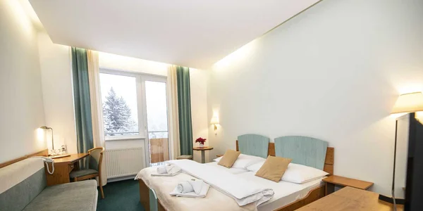 Dvoulůžkový pokoj s manželskou postelí a balkonem