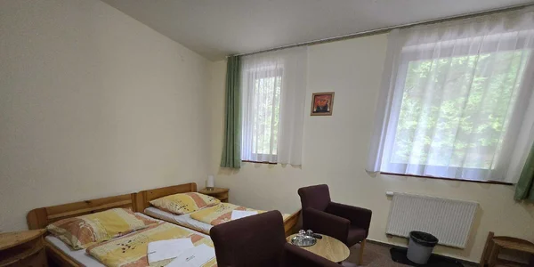 Dvoulůžkový pokoj s přistýlkou - manželská postel