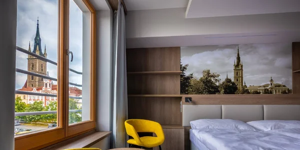 Dvoulůžkový pokoj LUX s výhledem na náměstí