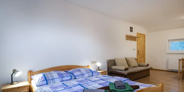 Dvoulůžkový pokoj s manželskou postelí a 2 přistýlkami