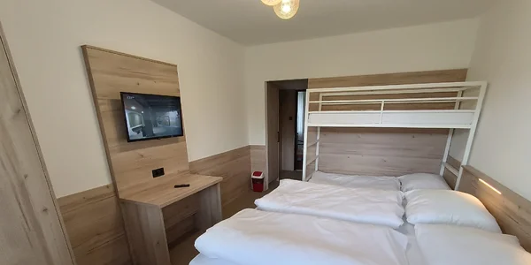 Čtyřlůžkový pokoj Deluxe 114, 115, 116, 117, 118, 119, 201 (15 m²)