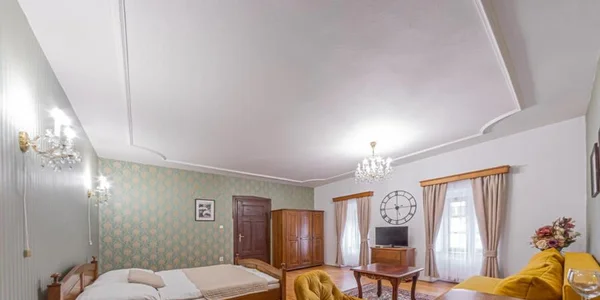 Velký dvoulůžkový pokoj s manželskou postelí (23 m²)