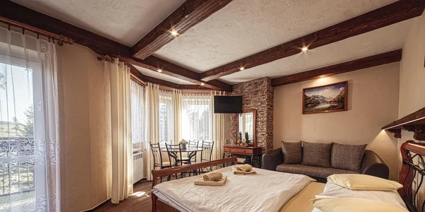 Apartmán s dvoma spálňami a balkónom