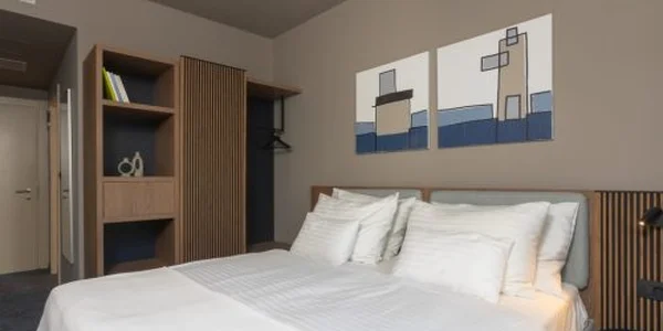 Dvojlôžková izba Comfort s balkónom a prístelkou (18–22 m²)