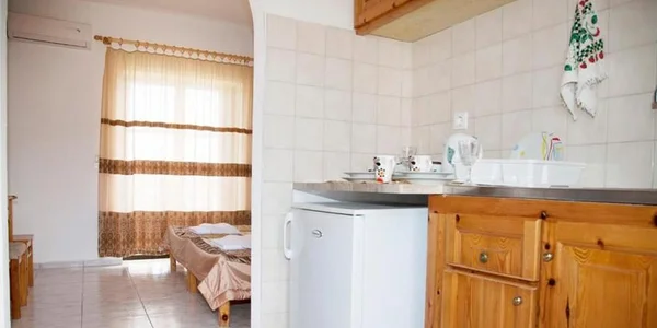 Dvoulůžkové studio s možností přistýlky s bočním výhledem na moře