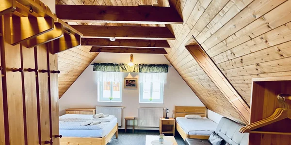 Pokoj 5 - čtyřlůžkový pokoj s jednou ložnicí