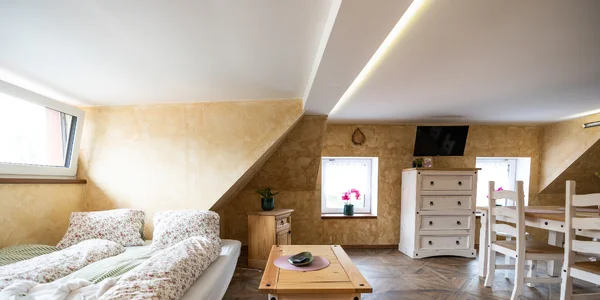 Dvojlôžkový apartmán s dvomi jednolôžkami v podkroví Vildštejn ll – podhradie hradu