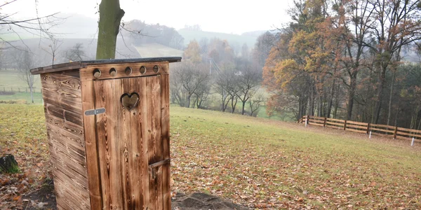 Jurta 02 - hnědá, v jablečném sadu