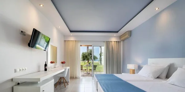 Dvoulůžkový pokoj superior s přistýlkou - boční výhled na moře (25 m²)