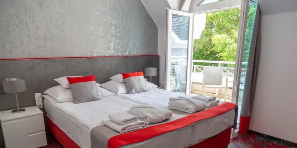 Dvojlôžková izba so spoločnou terasou a výhľadom na rieku (18 m²)