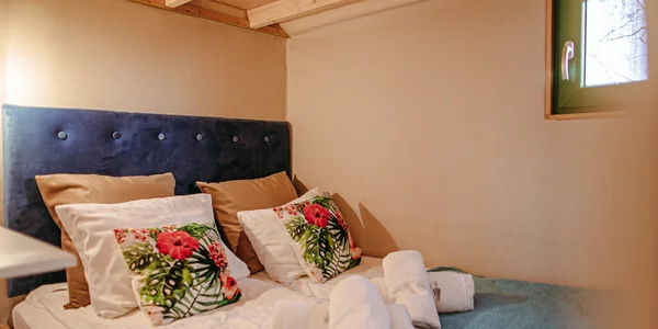 Domček medzi stromami na drevených koloch s vírivou vaňou (32 m²)